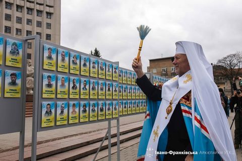 Митрополит Володимир Війтишин очолив молитву за зниклих безвісти та їхні родини у центрі Івано-Франківська