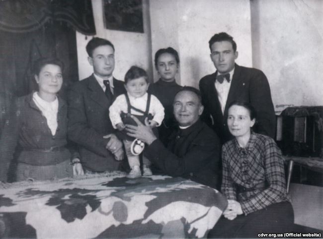 Отець Еміліян Ковч із сім'єю
