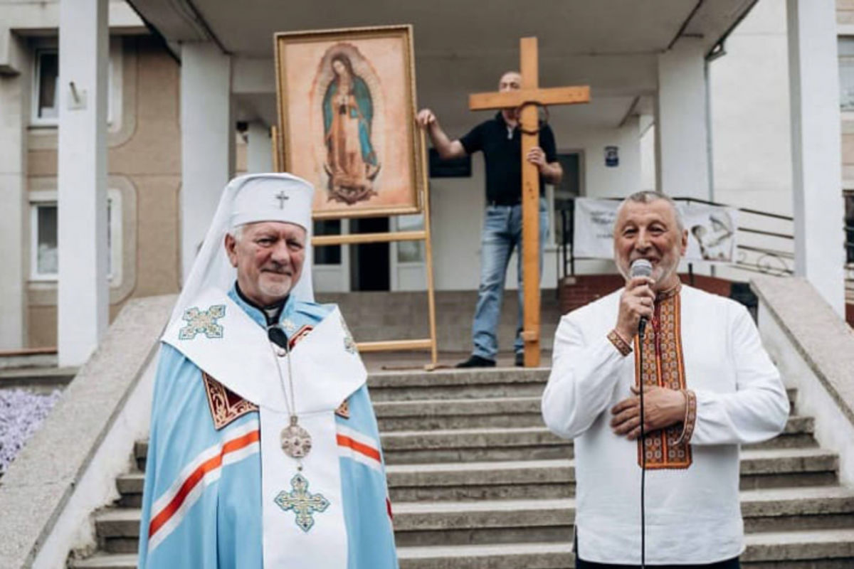 В Івано-Франківську вже 10 років безперервно моляться перед пологовим будинком за збереження життя і припинення абортів