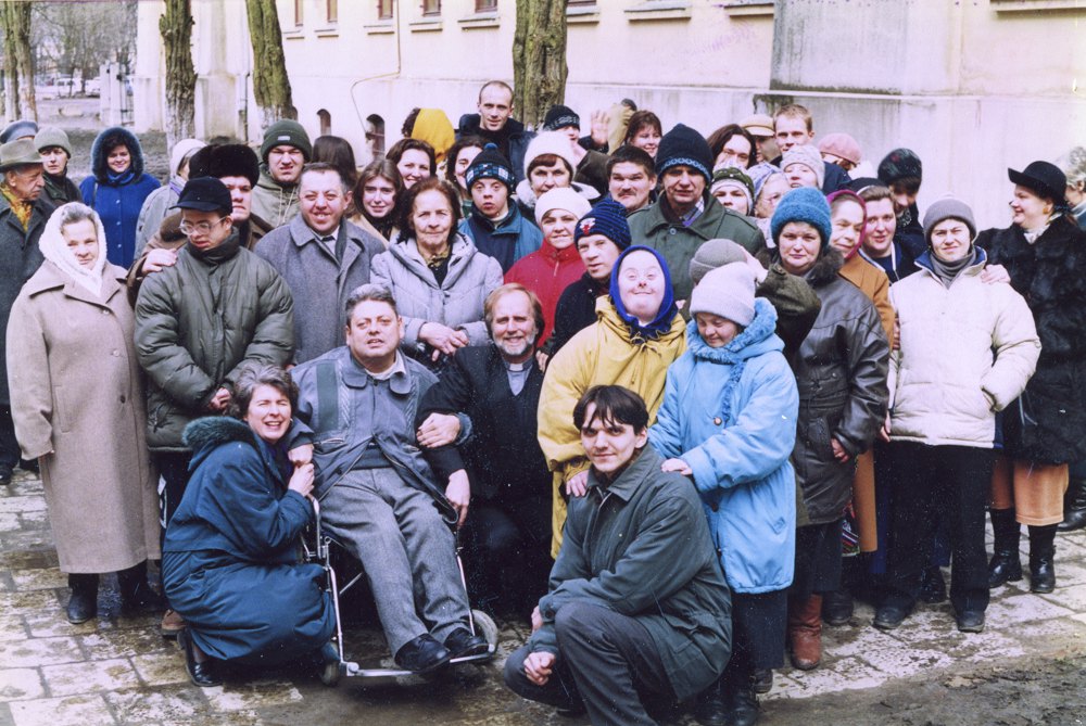 Владика Борис зі спільнотою 'Віри і світла' перед будинком Львівської Богословської Академії, кінець 90-х