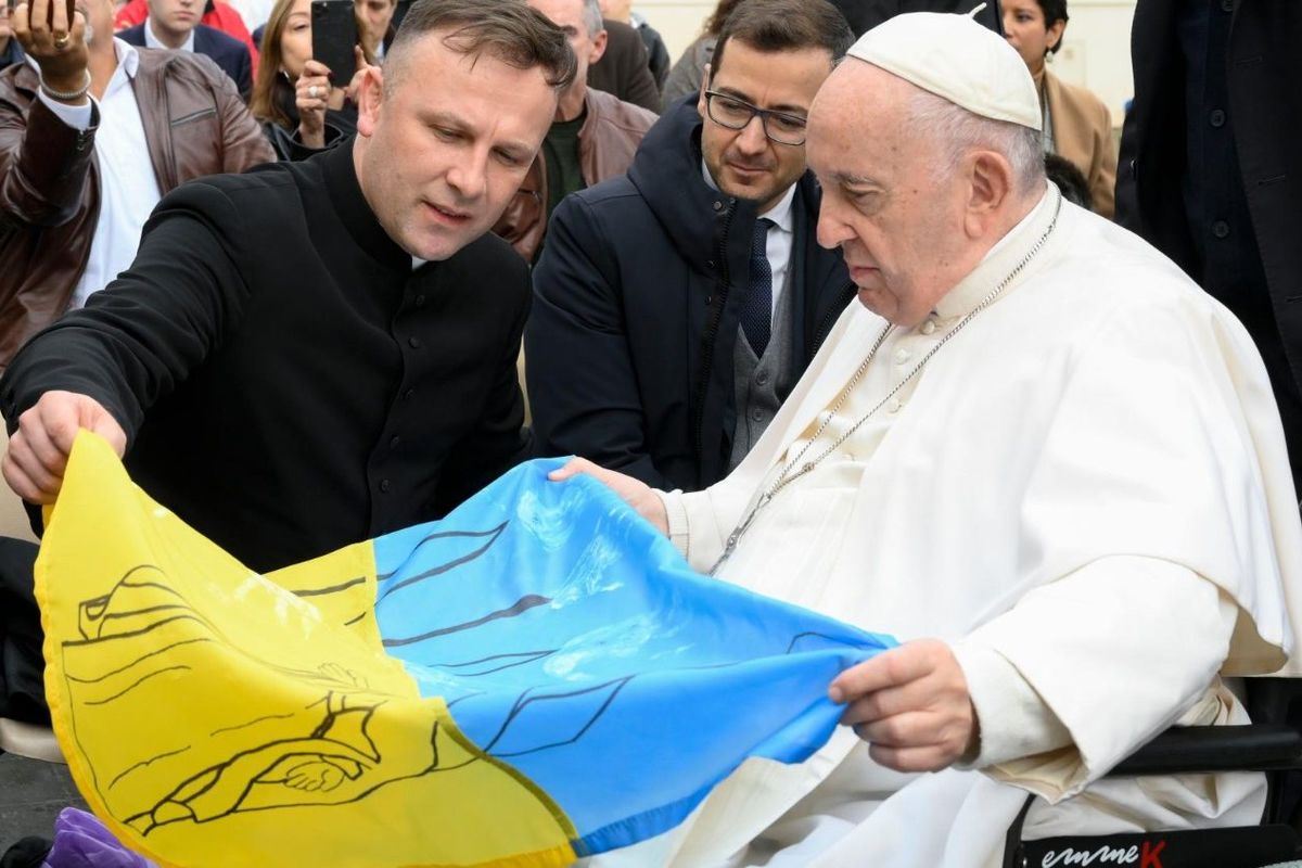 Папі подарували прапор з автографами українських дітей