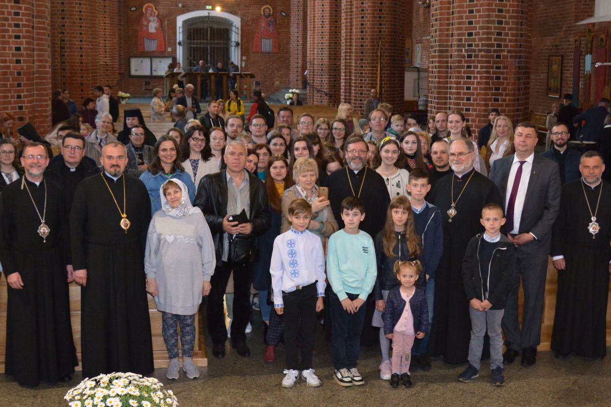 Тримайтеся своєї Церкви — тоді ви не загубитеся: єпископи Постійного Синоду УГКЦ зустрілися з молоддю у Вроцлаві