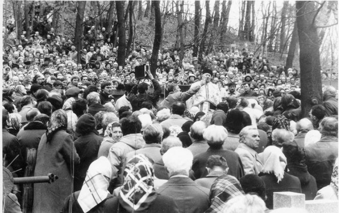 Отець Василь Михайлюк проповідує на могилі владики Миколая Чарнецького. Личаківський цвинтар, 1989 р.