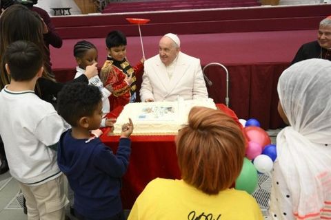 Папа Франциск відзначив 87-річчя разом із дітьми-пацієнтами лікарні у Ватикані