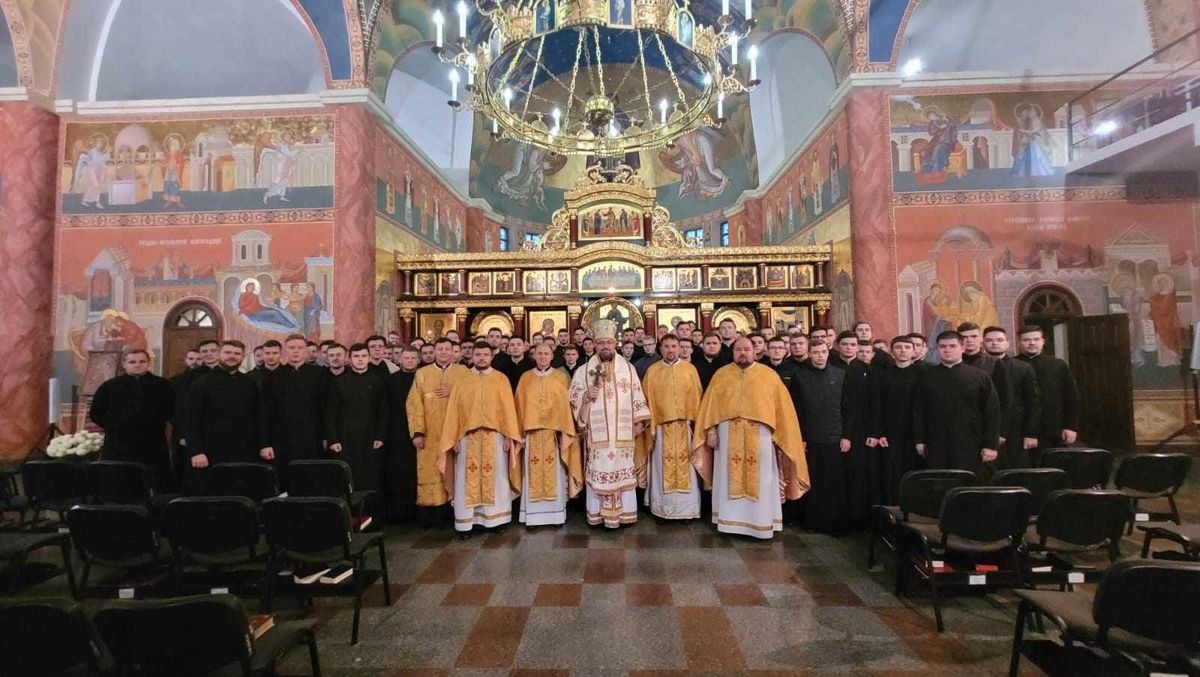 Владика Мілан Стіпіч із семінаристами Львівської духовної семінарії Святого Духа після Божественної Літургії, 14 листопада 2023 року