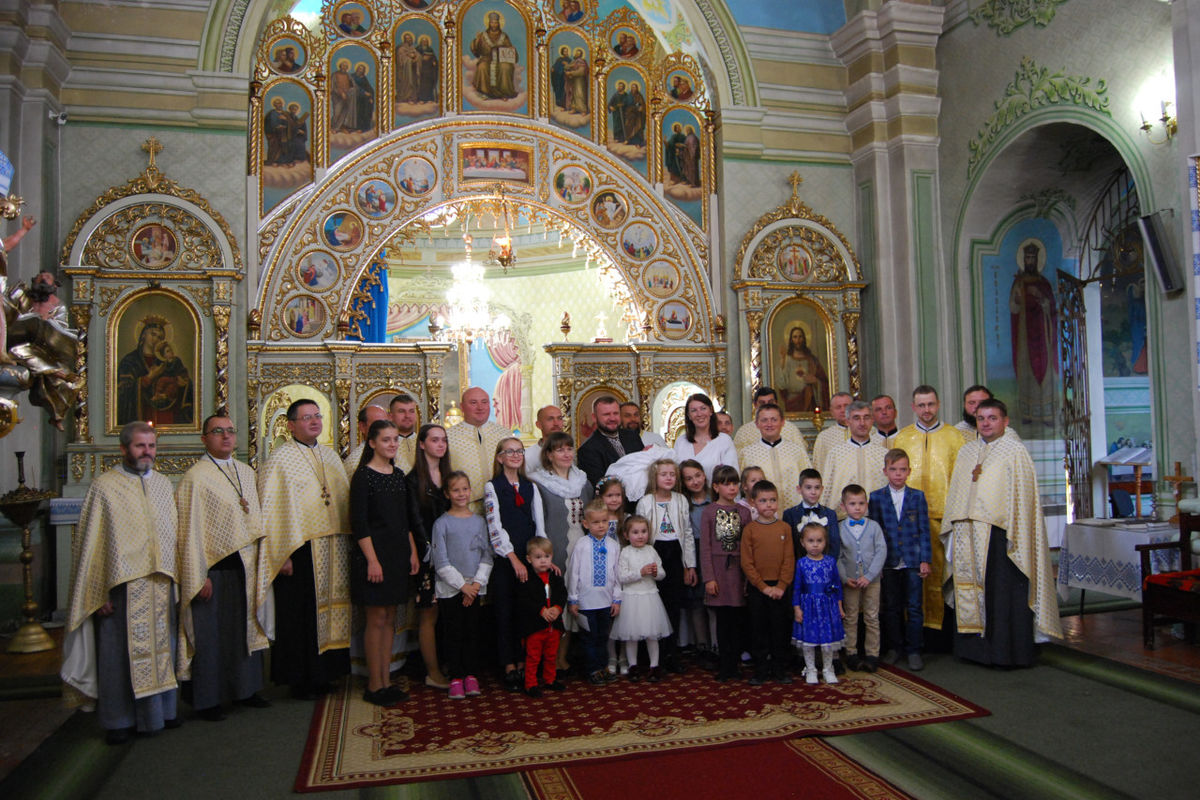 Митрополит Василь Семенюк залишається вірним своїй обіцянці особисто хрестити п’яту дитину в сім’ї