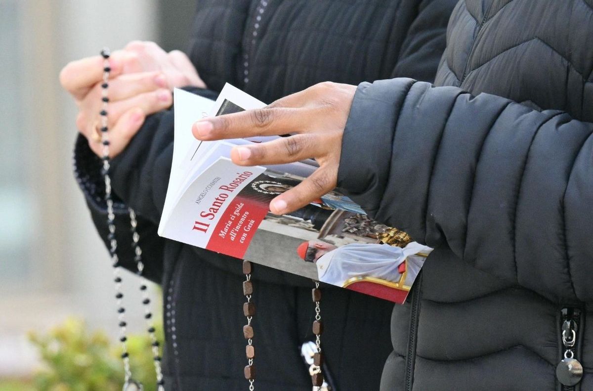 Молитва поблизу лікарні, у якій перебуває Папа Франциск
