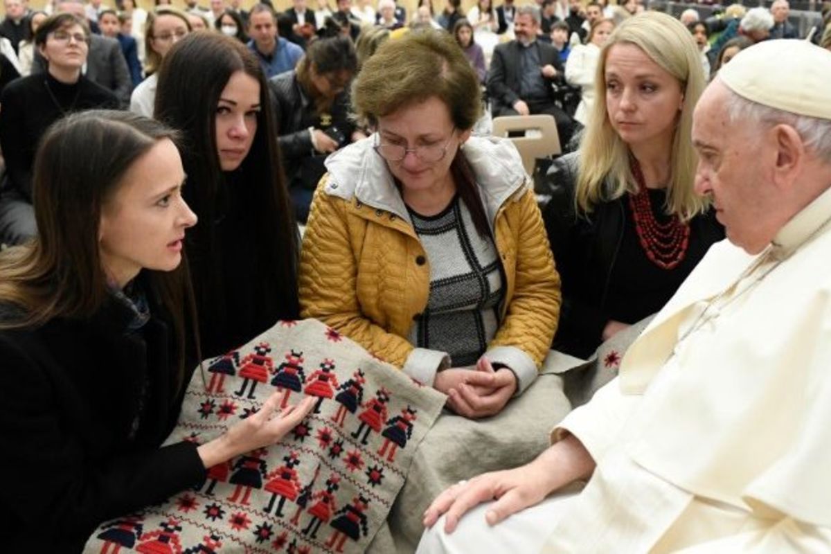 Дружини, доньки, матері та сестри українських полонених передали Папі вишиваний рушник-молитву