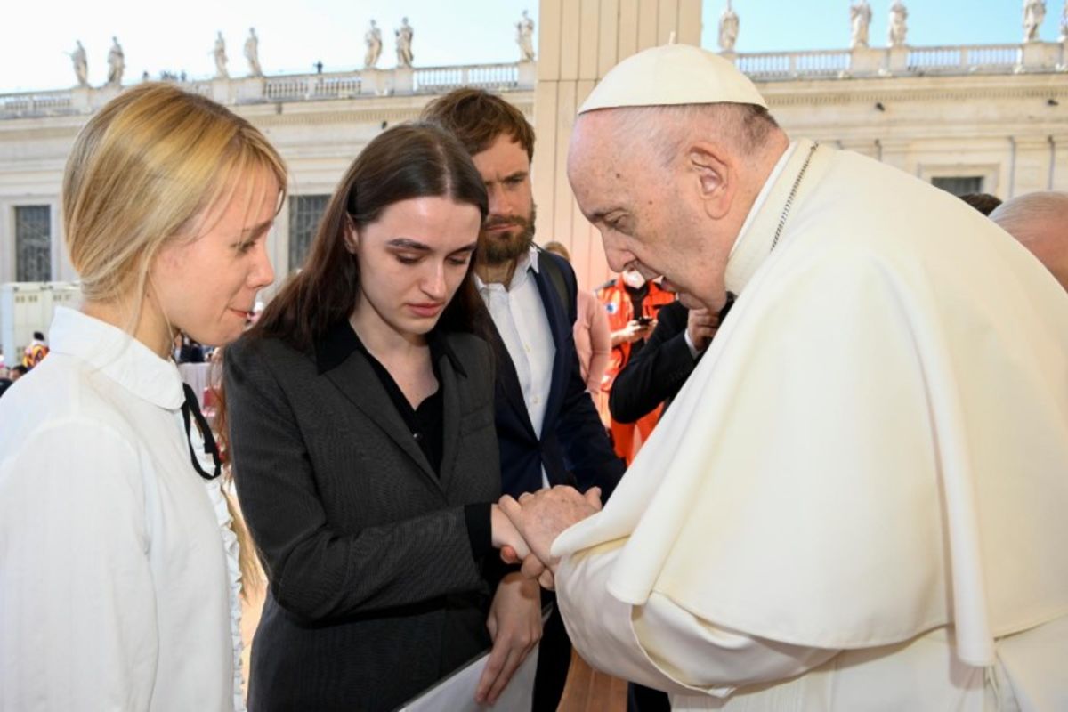 Папа зустрівся з дружинами бійців полку «Азов», які захищають Маріуполь