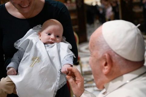 Папа, охрестивши немовлят: дар віри приймаєм у невинності й відкритості серця