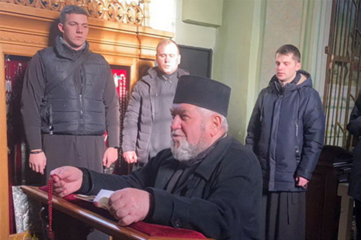 Митрополит Василій Семенюк у стіп Зарваницької Богородиці просить миру для України