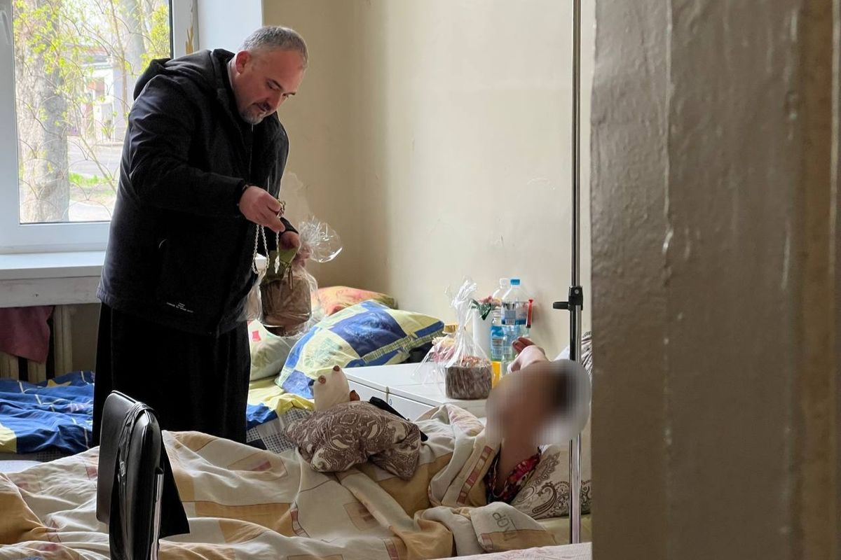 Пасхальні дари та молитва для захисників: архиєрейський візит до госпіталю ЗСУ