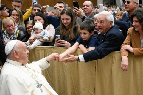 Папа Франциск: любов бабусь і дідусів сприяє зростанню всіх