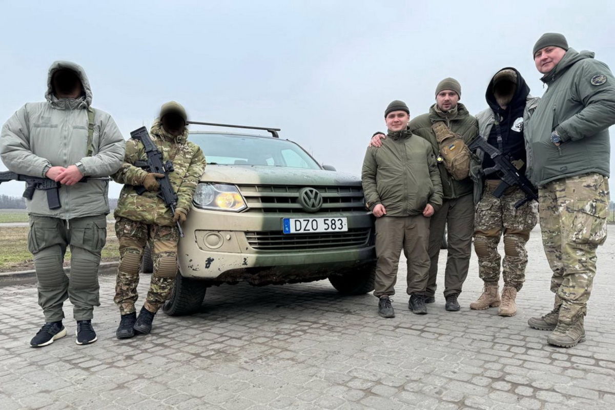 Тернопільські капелани доставили на передову два позашляховики для захисників України
