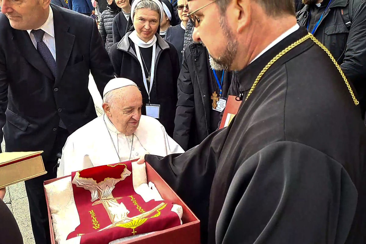 Монашество УГКЦ подарувало Папі Франциcку ризи з Розп’яттям Ісуса Христа і багатостраждальною Україною