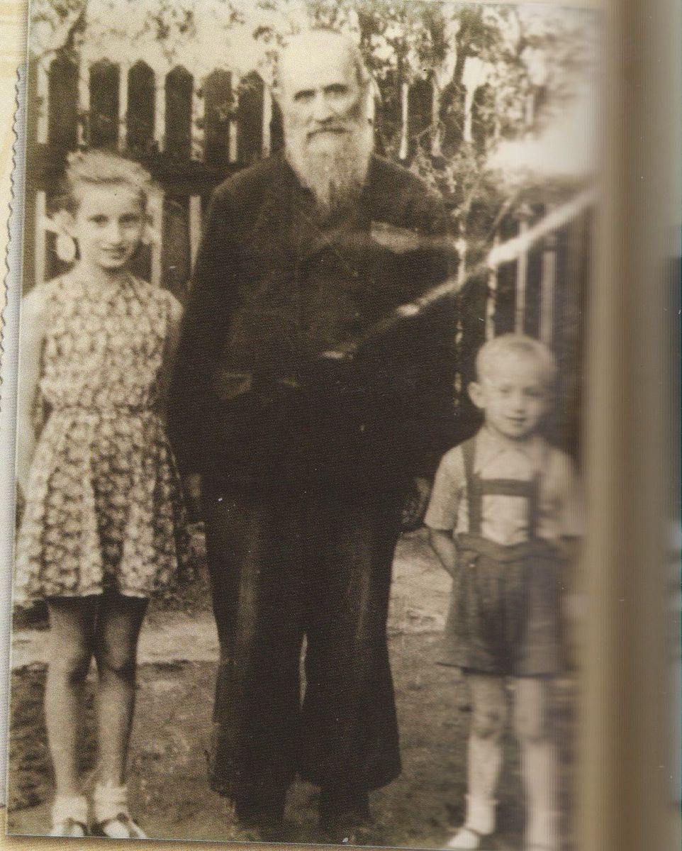 Владика Миколай Чарнецький із сусідськими дітьми. Львів, вул. Вечірня, 7. Джерело: Фотоальбом бл. Миколая Чарнецького «Шлях до святості». Львів: Видавництво «Скриня», 2014.