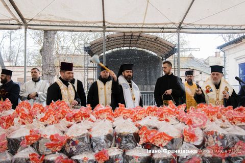 Єпископ Микола Семенишин поблагословив паски для внутрішньо переміщених осіб