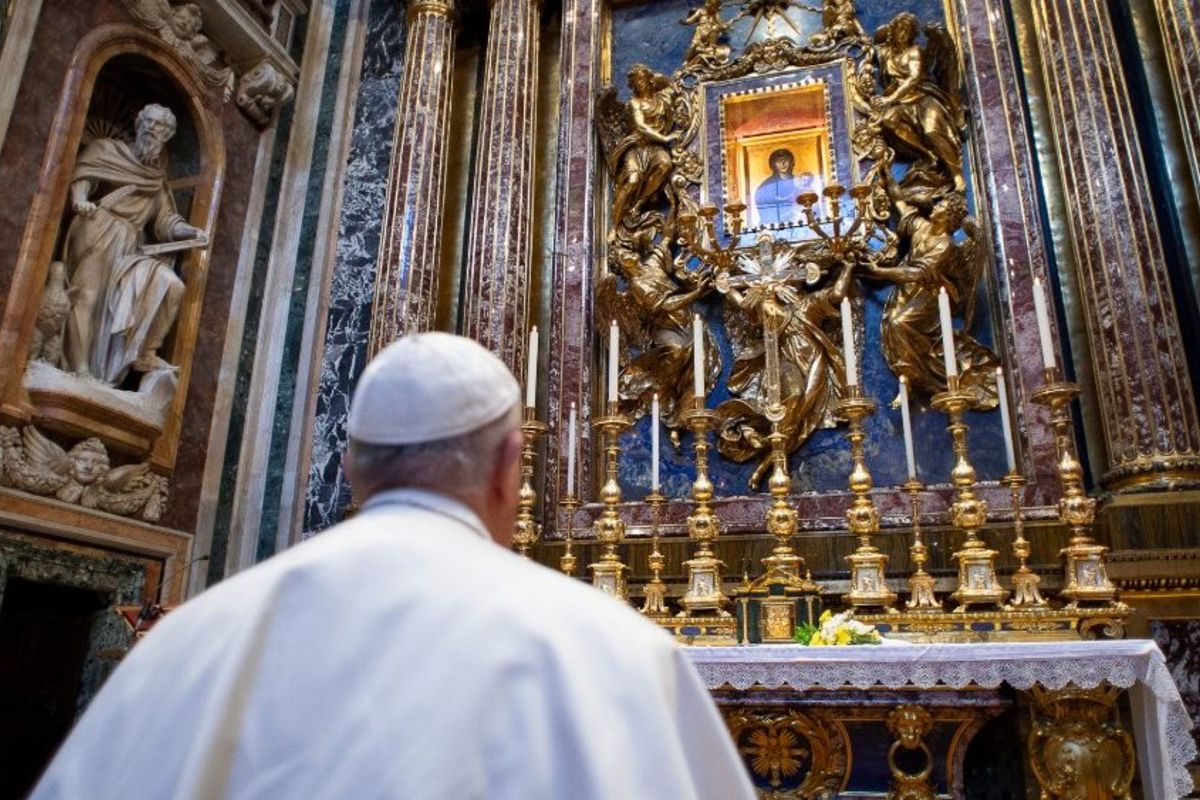 Папа Франциск помолився в базиліці Santa Maria Maggiore за страждання світу