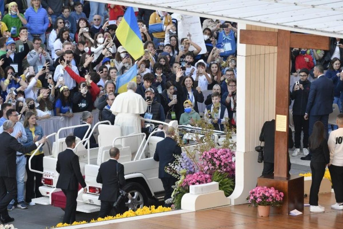 Українська молодь зустрілася із Папою Франциском: «Багато братів і сестер досі чекають світла Пасхи»