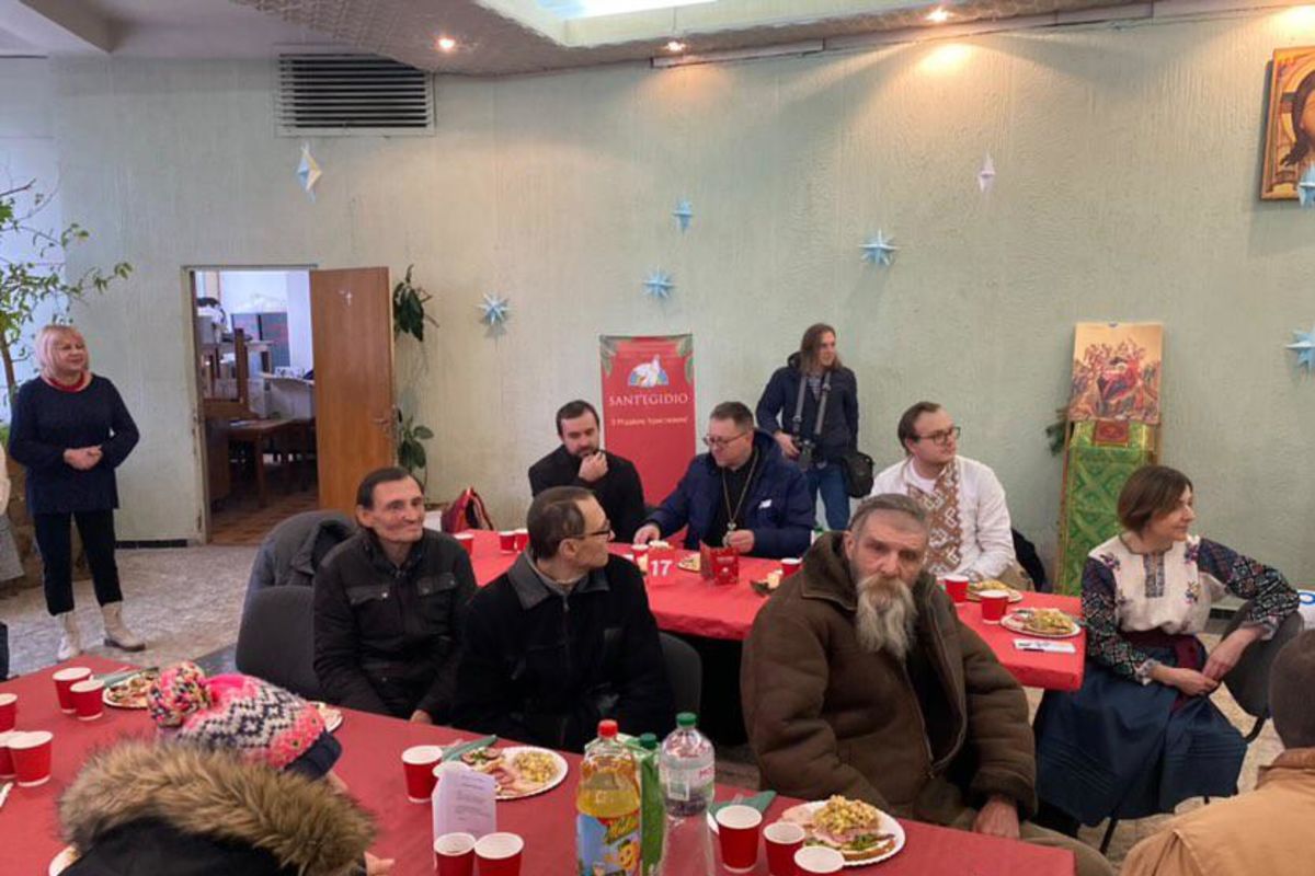 «Кожна бідна людина є нашим другом»: на Різдво владика Володимир Груца поблагословив обід для потребуючих