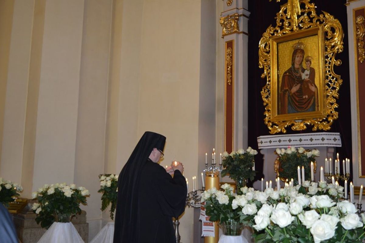 Владика Володимир Груца перед іконою Матері Божої: «Христос допомагає Богородиці бути нашою матір’ю і заступницею»