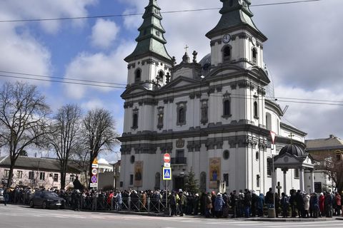 Тисячі переселенців у Тернополі отримали продуктові набори напередодні Великодня