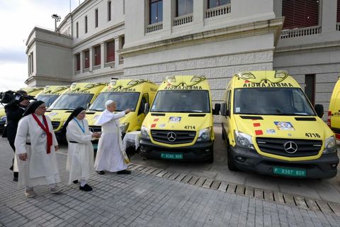 Папа Лев XIV освятив гуманітарну допомогу для України