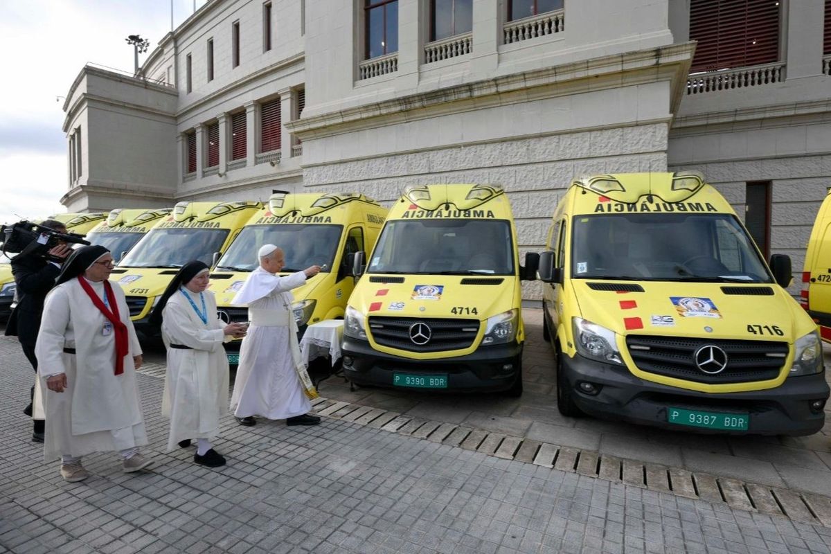 Папа Лев XIV освятив гуманітарну допомогу для України