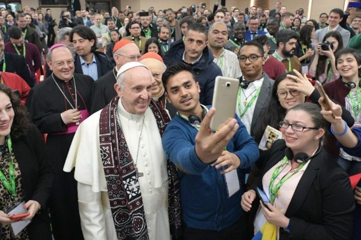 Папа Франциск: молодь спонукає до синодальності