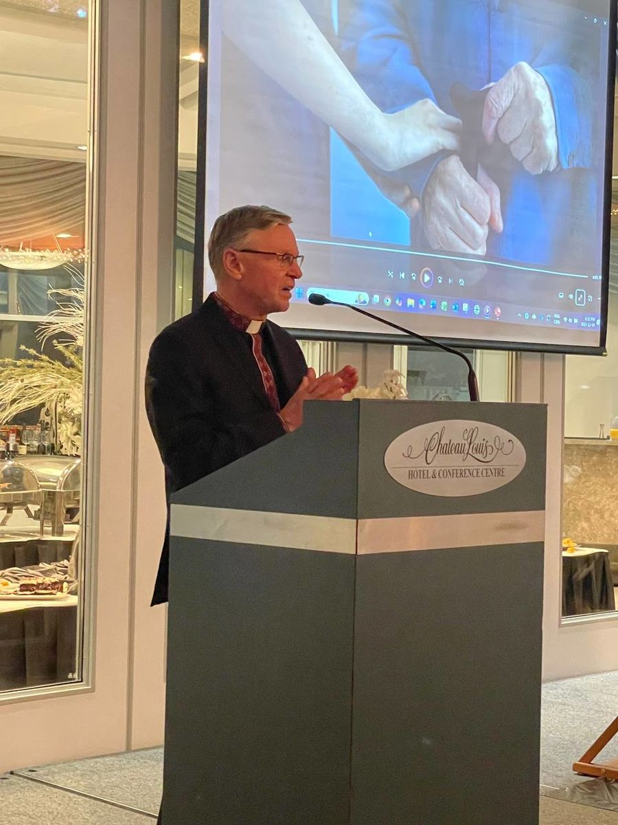 Єпископ Давид Мотюк презентує єпархіальну ініціативу під час гала-вечора.