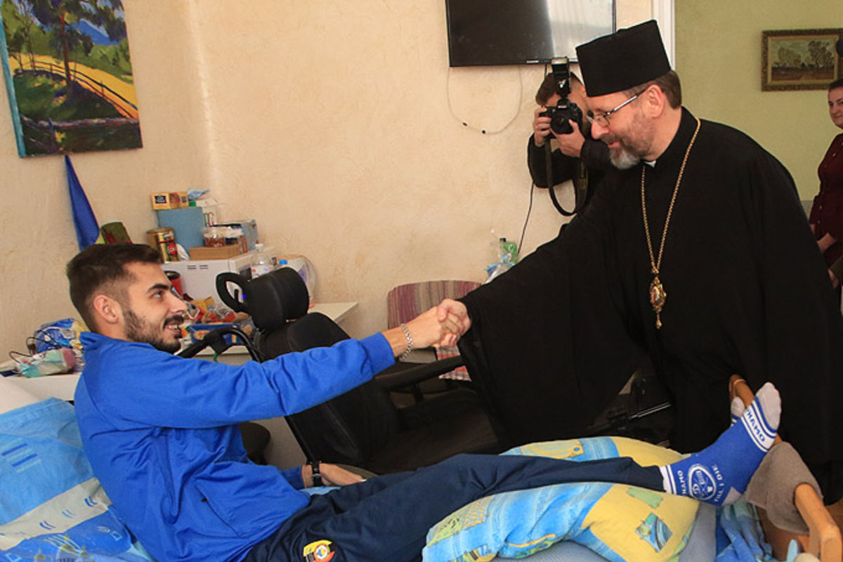 «Завдяки вашим ранам, українці можуть мирно жити», — Блаженніший Святослав відвідав військовий госпіталь у Києві
