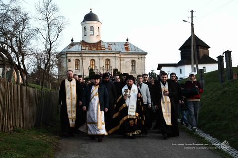 «Ми повинні жити особистою вірою, що народжується з спілкування з Христом», — владика Теодор Мацапула на нічних чуванях у Крилосі