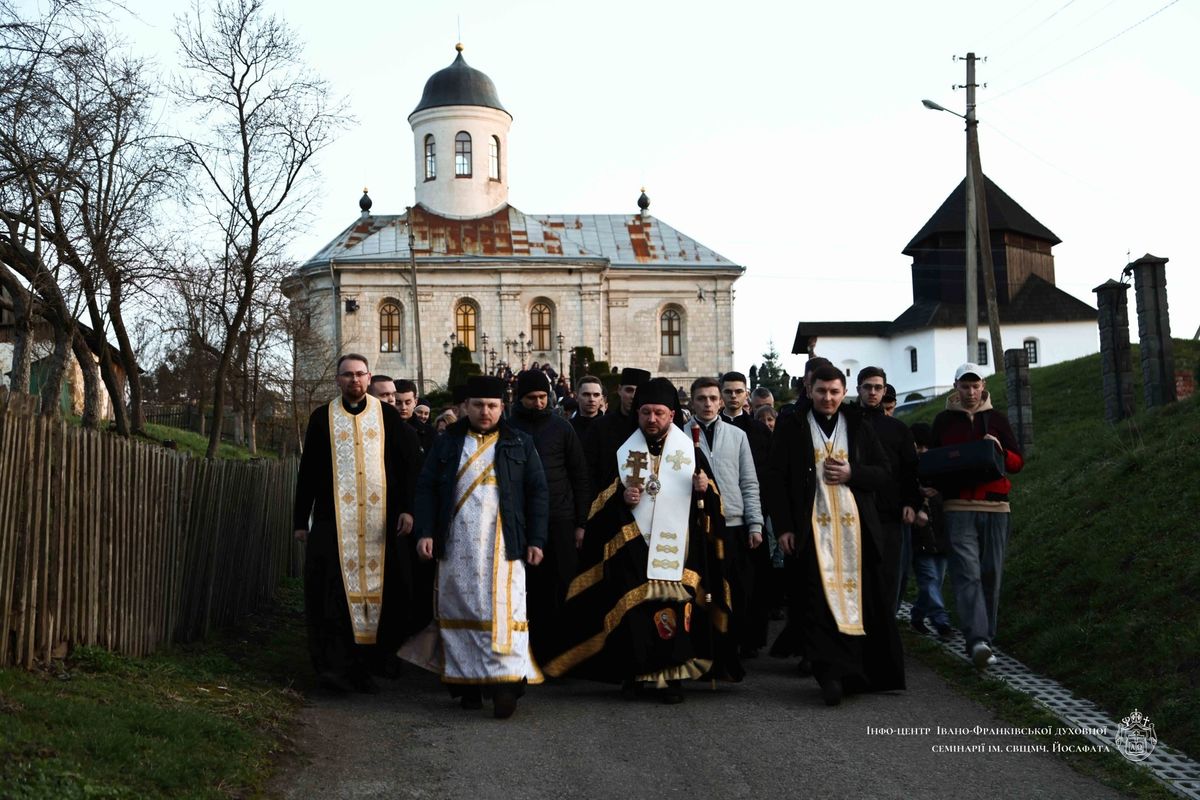 «Ми повинні жити особистою вірою, що народжується з спілкування з Христом», — владика Теодор Мацапула на нічних чуванях у Крилосі