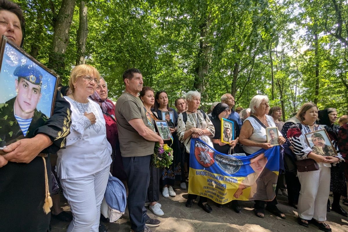 «Надія, яка не згасає»: півтори тисячі людей прийшли на прощу родин загиблих і зниклих безвісти до Зарваниці