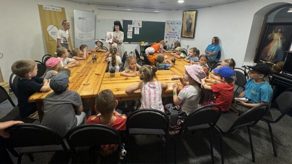 Діти під час заняття при парафії Святого Миколая Чудотворця в Харкові
