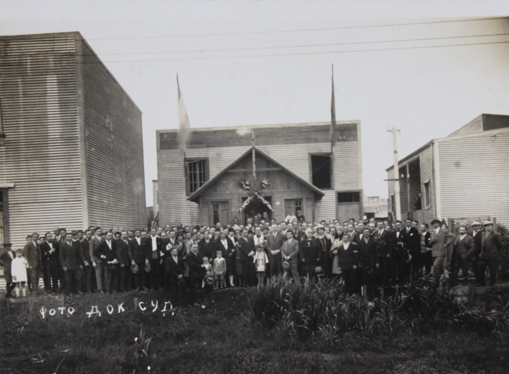 Посвячення історично першої домівки Просвіти на Док-Суді о. С. Вапровичем, архівне фото 1932 року.