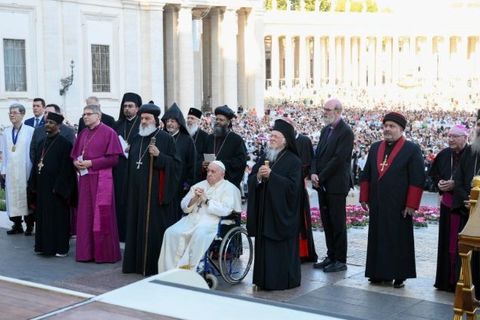 Папа: молімося про дар слухання, щоб розпізнати Господній шепіт