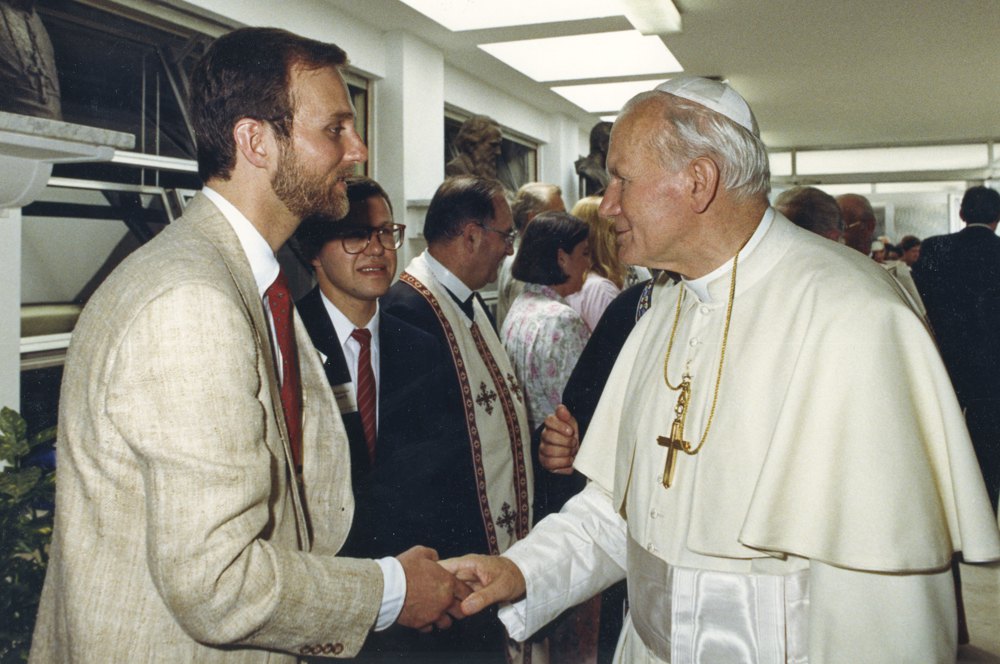 З Папою Римським Іваном Павлом II у Римі під час зустрічі Папи з українськими паломниками. Борис Ґудзяк був ведучим цієї зустрічі. Липень 1988 року
