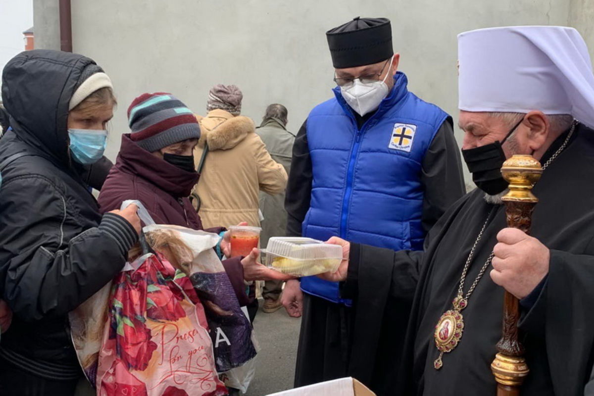 Митрополит Василій Семенюк пригостив потребуючих людей безкоштовними обідами
