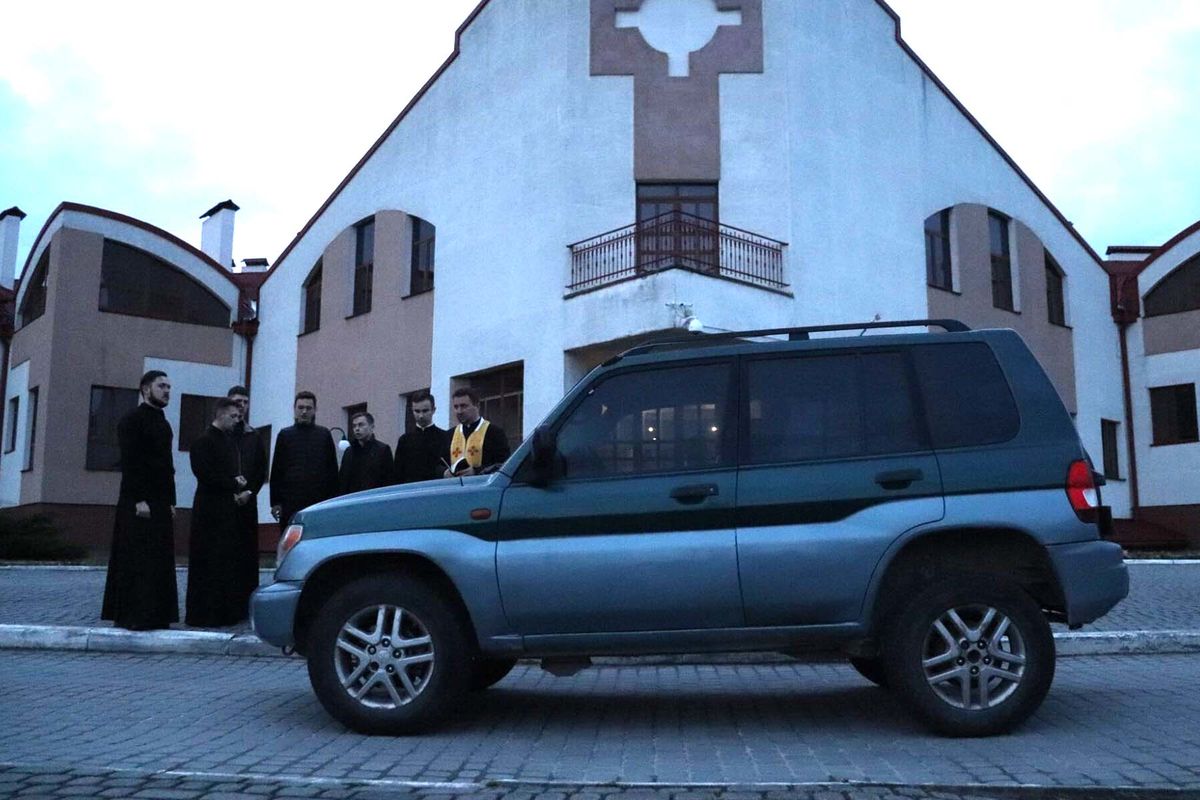 Львівські семінаристи УГКЦ залучили кошти на автомобіль для ЗСУ