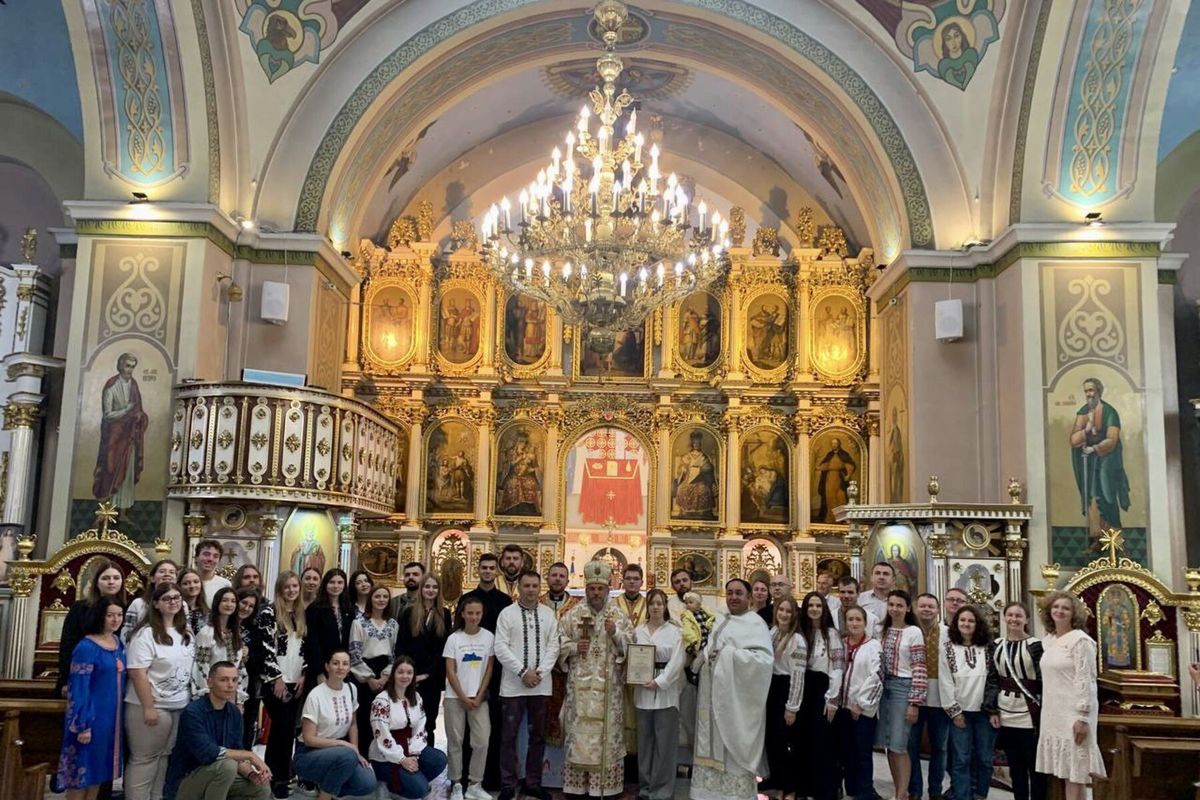 «Бажаю вам бути світлом, сіллю та закваскою там, де ви є — серед студентства, інтелігенції, парафії», — владика Йосафат Мощич привітав ТУСК «Обнова» м. Чернівці