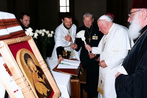 «Папа Іван Павло ІІ відкрив Україну цілому світові»: отець Орест Фредина про візит Понтифіка, який змінив покоління молоді