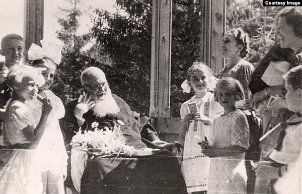 Митрополит Андрей Шептицький із дітьми