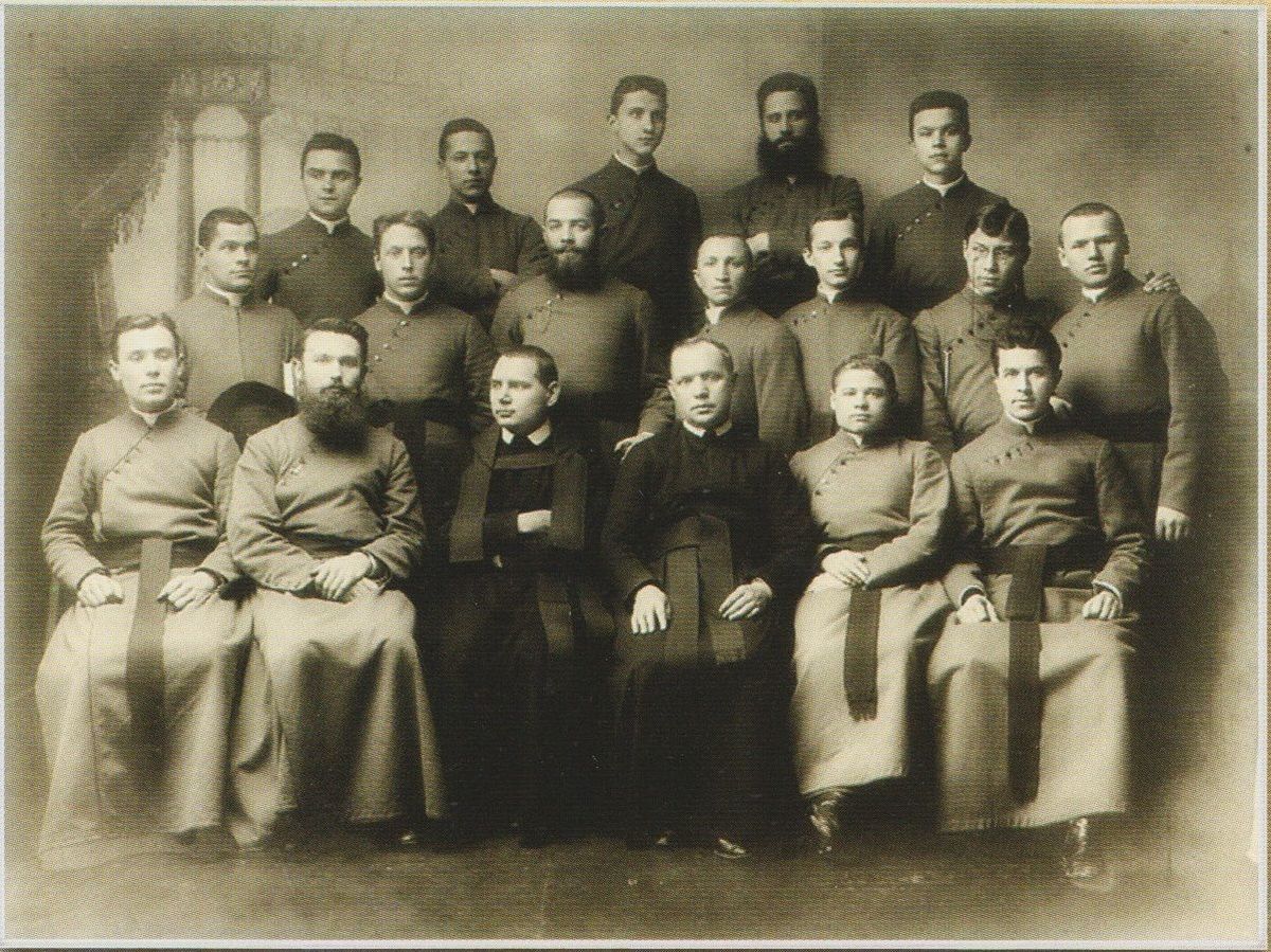 Студенти Української колегії у Римі, 1908 р. Стоять: третій зліва о. Степан Бахталовський, четвертий Миколай Чарнецький (третій ряд). Джерело: Фотоальбом бл. Миколая Чарнецького «Шлях до святості». Львів: Видавництво «Скриня», 2014.
