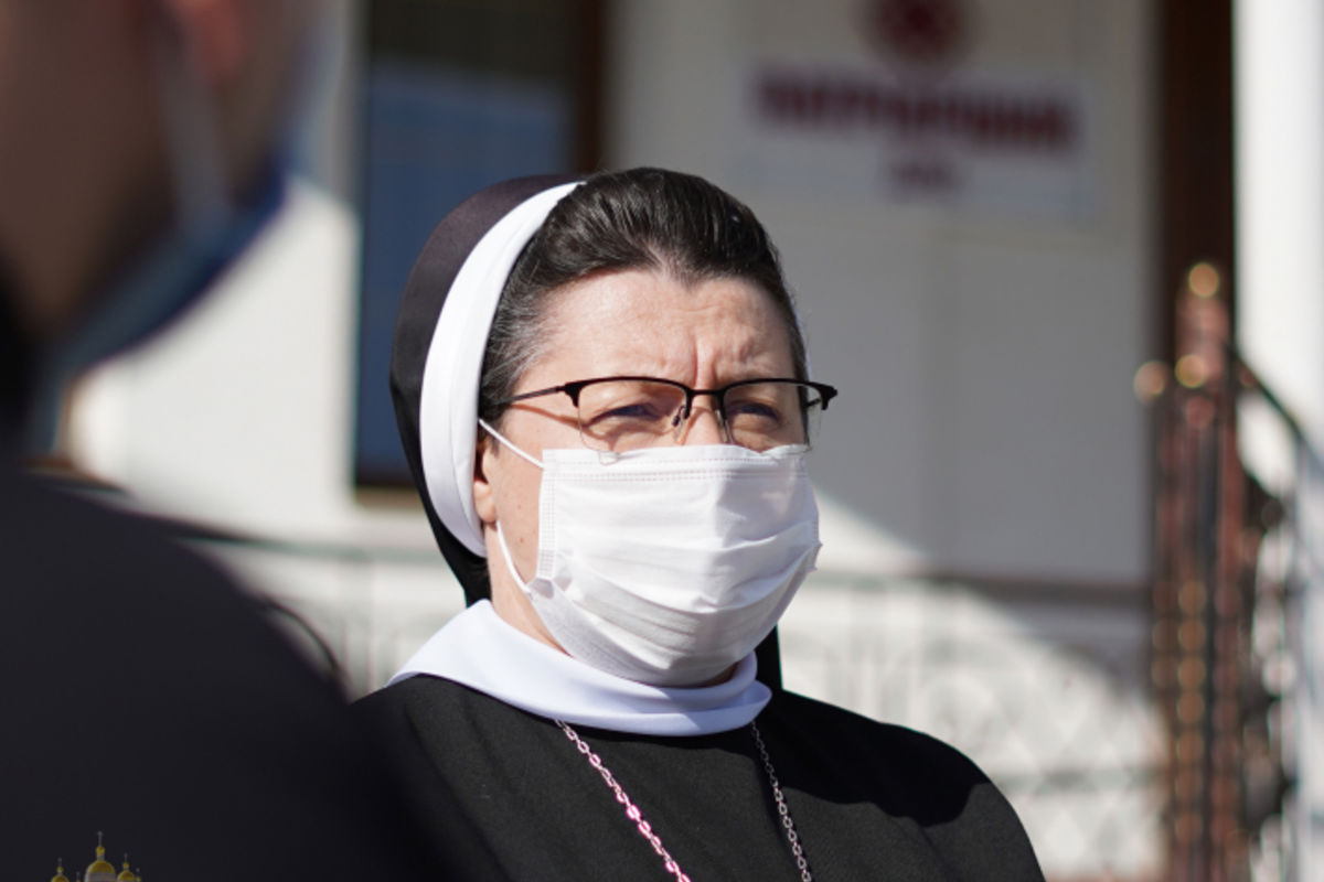 «Церква постійно молиться за вас», — сестра Севастіяна Карвацька, голова Комісії УГКЦ у справах душпастирства охорони здоров’я, привітала медиків