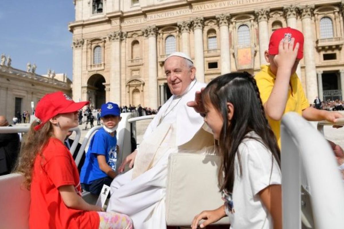 «Не забуваймо про страждання народу України»: Папа Франциск разом із українськими дітьми на папамобілі