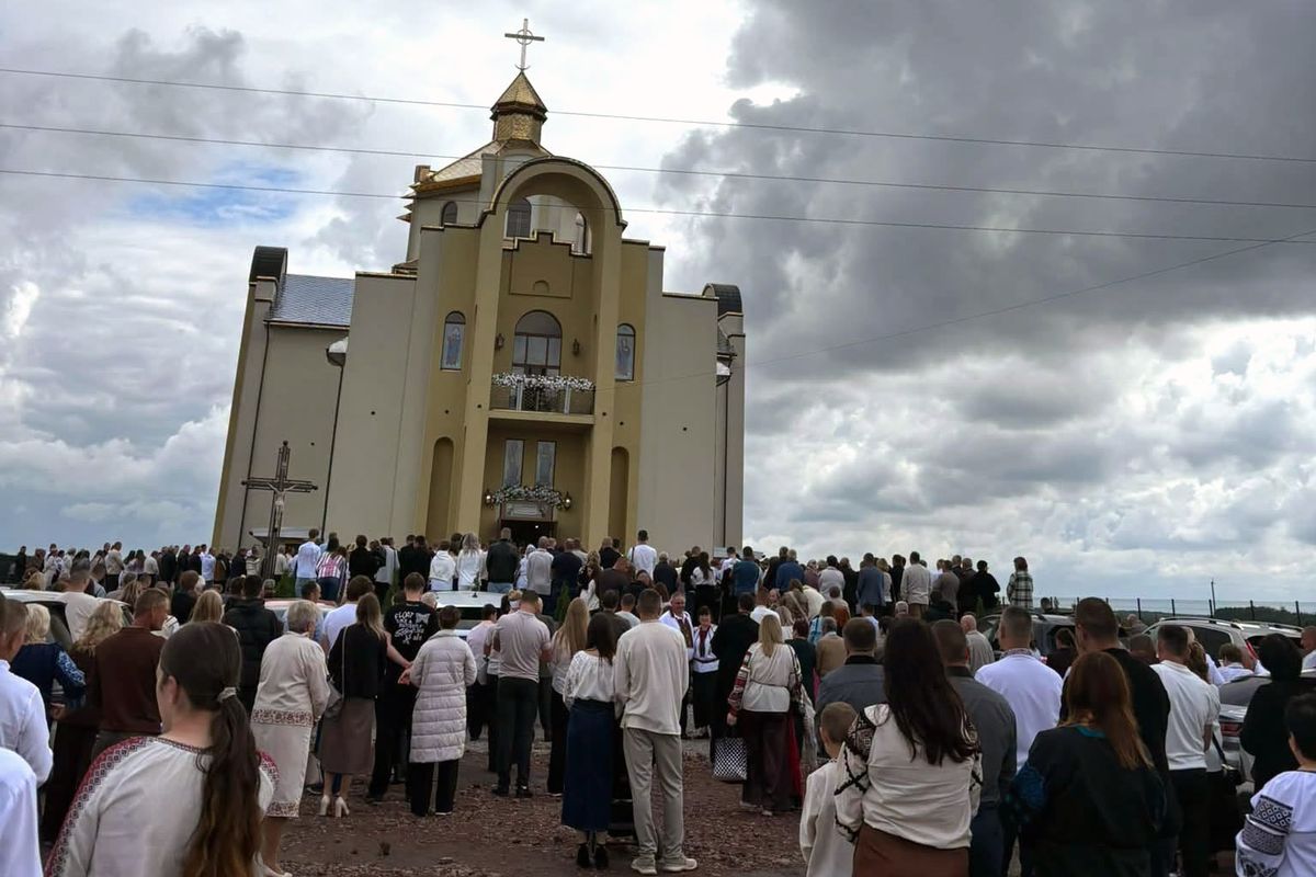«Ми чекали цього дня не один рік»: у Волсвині на Львівщині звершили першу Літургію в новому храмі