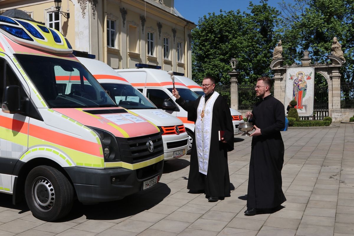 У Львові освятили шість автомобілів для фронту, наданих українською громадою з Ганновера