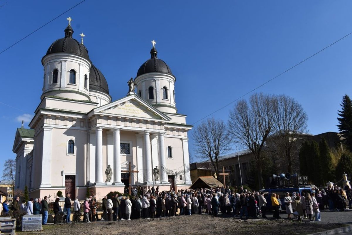 Єпископ Петро Лоза очолив Божественну Літургію та Хресну дорогу в Сокалі
