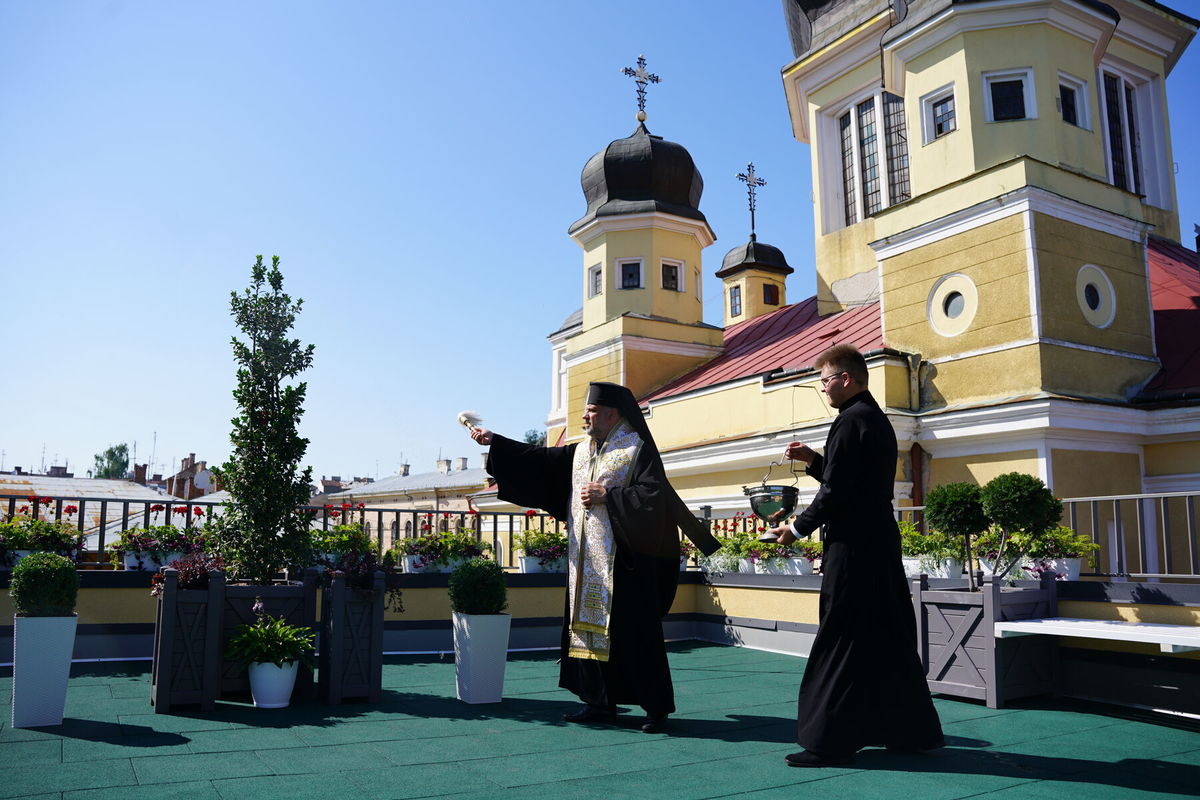 Владика Йосафат Мощич освятив молодіжний простір просто неба